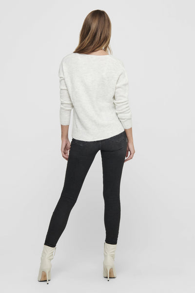 Pull col rond blanc de JDY, vu de dos, porté avec un jean noir et des bottines blanches à talons.
