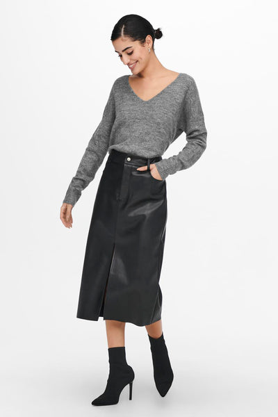 Pull à col rond gris de JDY, porté avec une jupe crayon en similicuir noir et des bottines à talons aiguilles noires.