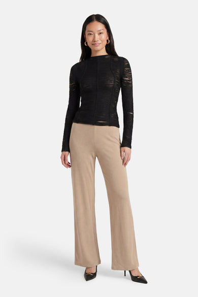 Pantalon de costume beige de GOA GOA à coupe large, porté par un mannequin.