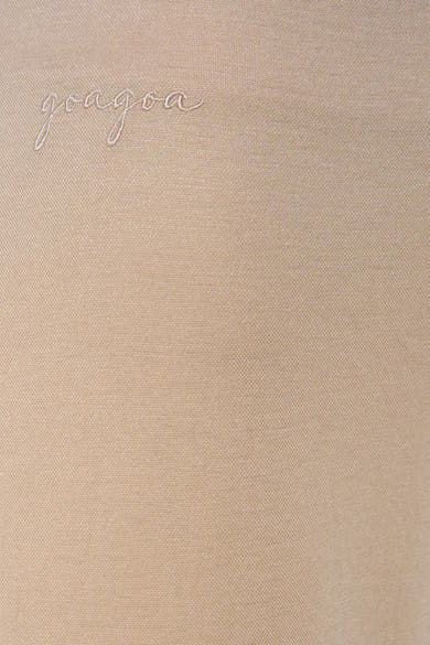 Beige kostuumbroek van GOA GOA, met een fijn gestructureerde stof en een cursieve 'goagoa' borduursel.