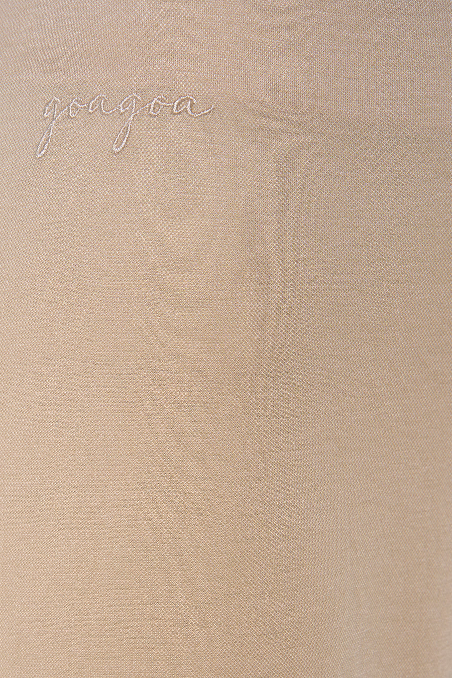 Beige kostuumbroek van GOA GOA, met een fijn gestructureerde stof en een cursieve 'goagoa' borduursel.