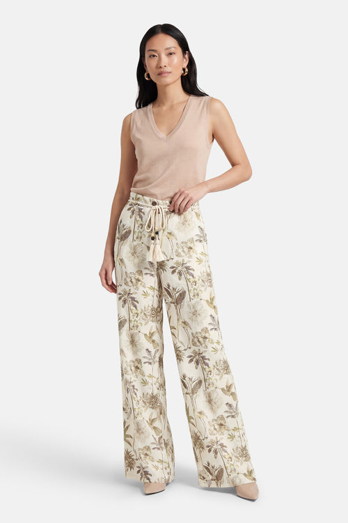 Pantalon de costume multicolore de GOA GOA, à motif fleuri et style palazzo, porté avec un débardeur uni.