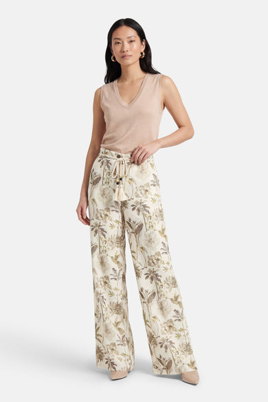 Pantalon de costume multicolore de GOA GOA, à motif fleuri et style palazzo, porté avec un débardeur uni.