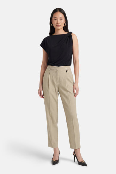 Pantalon de costume vert de GOA GOA, taille haute plissée, avec bouton décoratif.