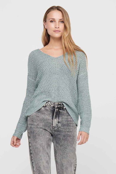 Pull vert à col V de JDY, en maille texturée, porté avec un jean gris délavé.
