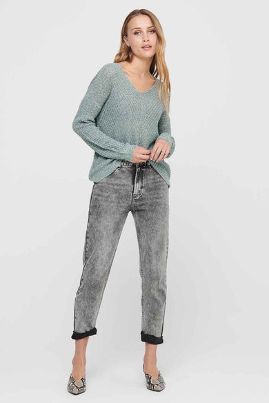 Pull vert à col V de JDY, en maille texturée portée avec un jean délavé gris et des escarpins à motif serpent.
