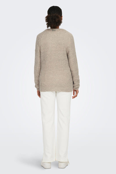 Pull en maille brun de JDY, porté avec un pantalon blanc, vue de dos.
