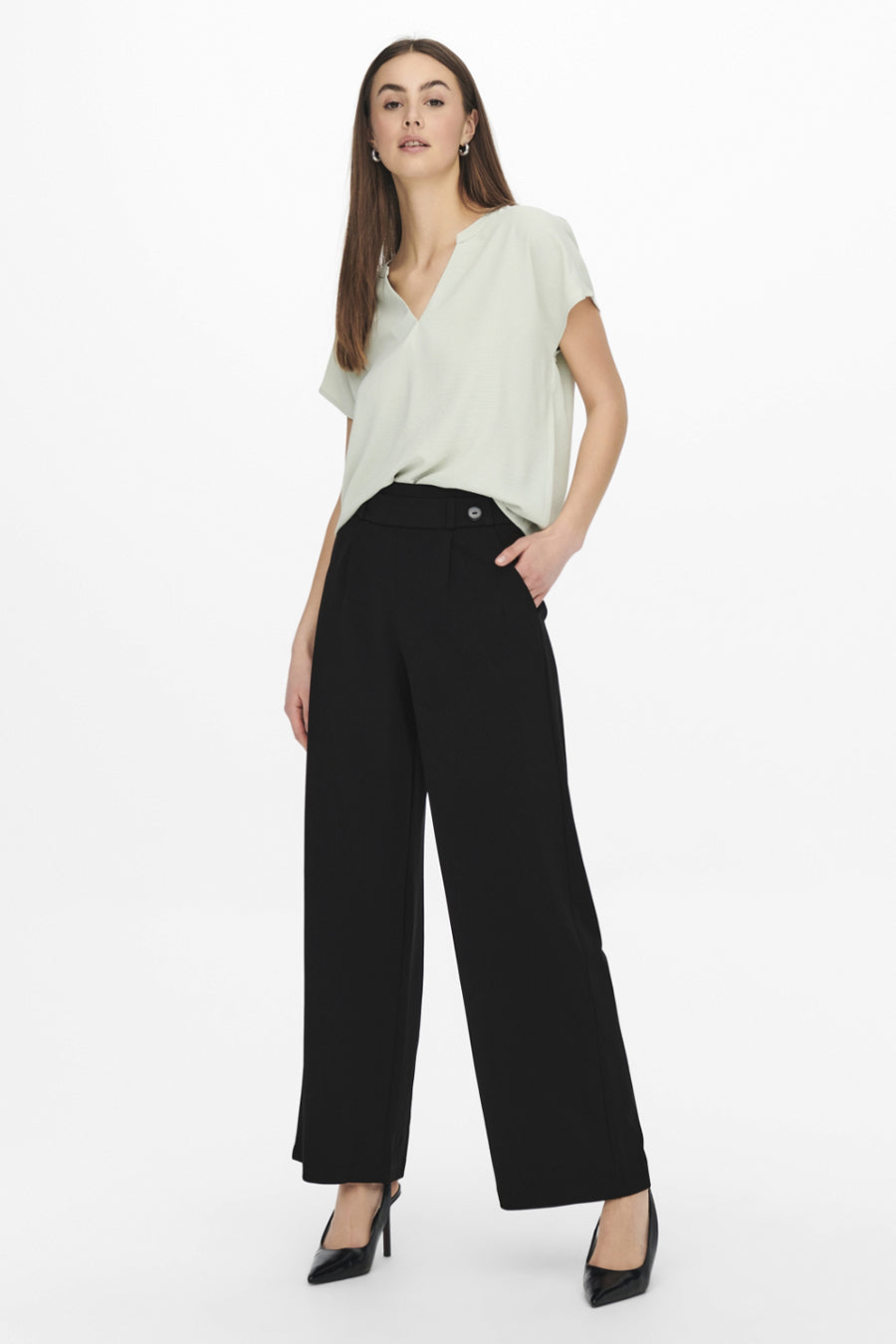 Pantalon costume noir de JDY avec une taille haute, jambe large et bouton décoratif.