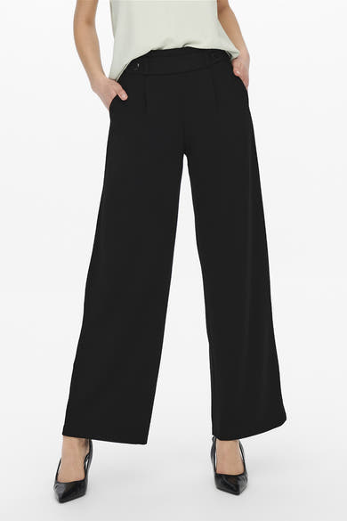 Pantalon de costume noir de JDY avec poches et coupe ample, porté avec un haut crème et des escarpins noirs.