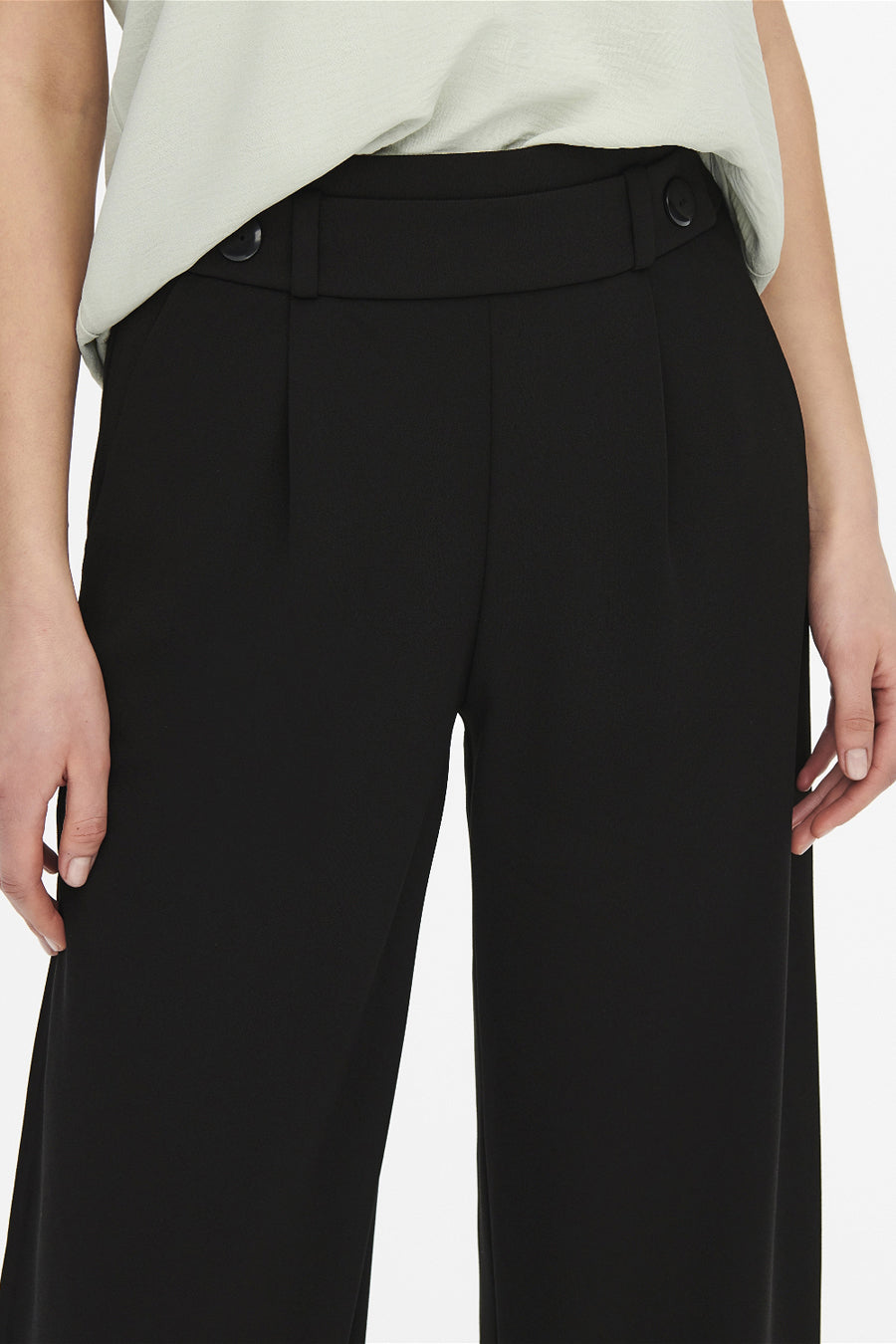 Pantalon de costume noir de JDY avec une ceinture à boutons et une jambe large.