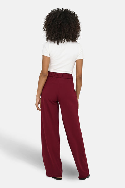 Pantalon de costume rouge par JDY, avec une taille élastique et une coupe ample, vu de dos.
