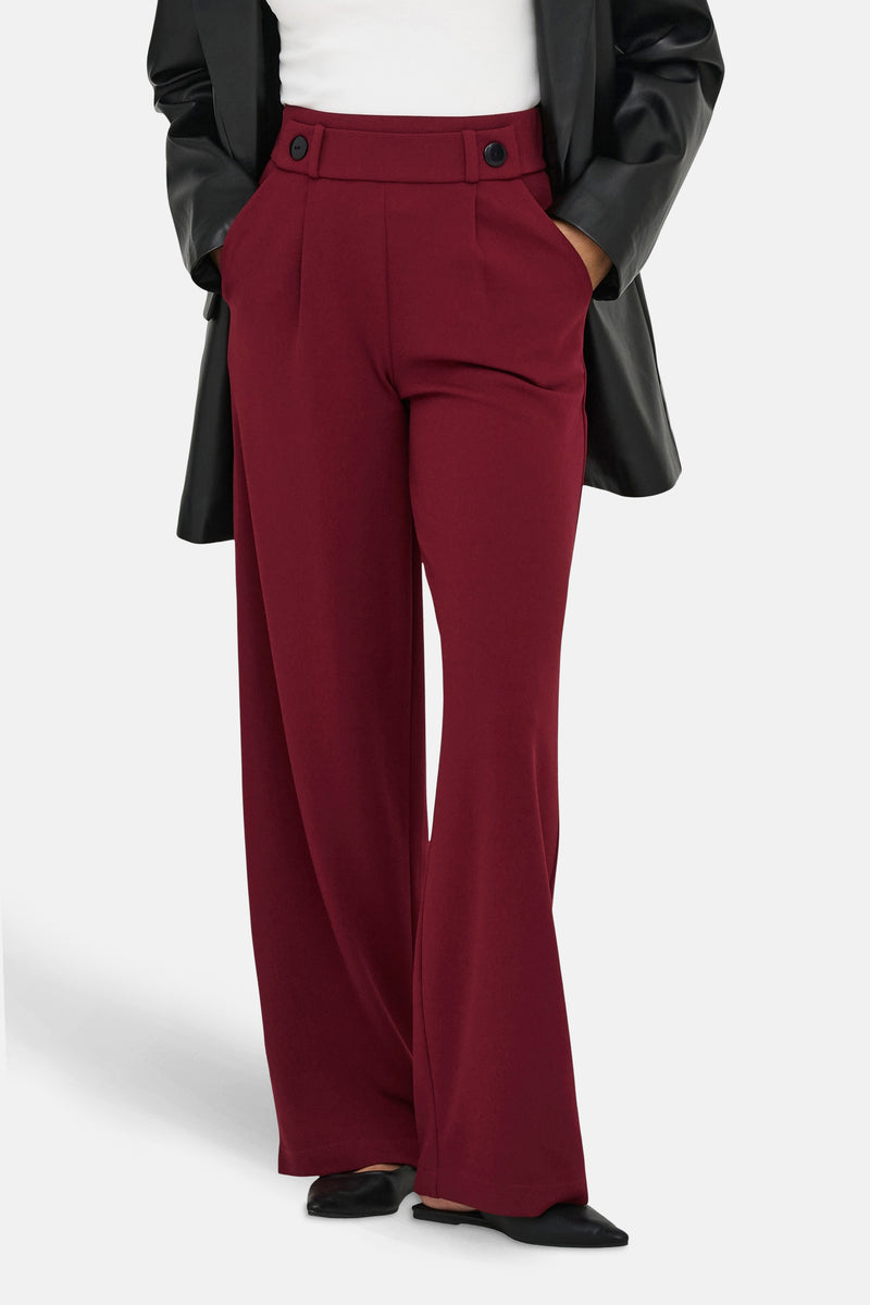 Pantalon de costume rouge de JDY, coupe évasée, avec deux boutons décoratifs à la ceinture et poches.