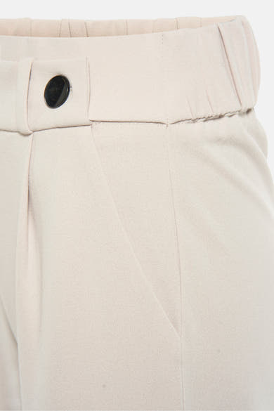 Pantalon de costume beige de JDY, avec une poche latérale et une ceinture élastique avec bouton.