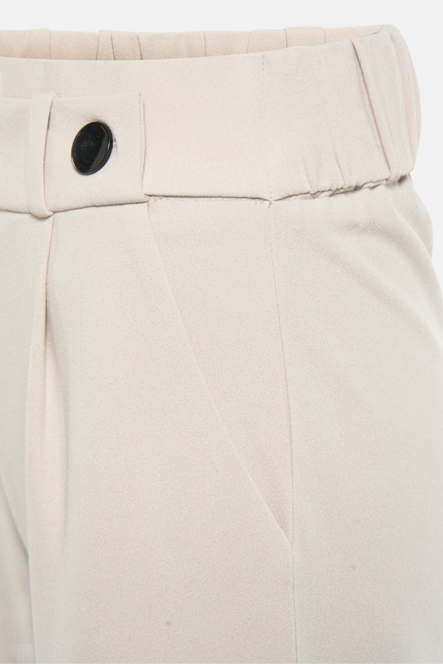 Pantalon de costume beige de JDY, avec une poche latérale et une ceinture élastique avec bouton.
