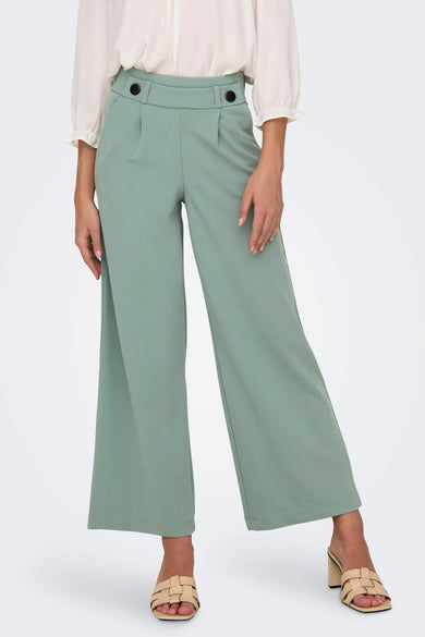 Pantalon de costume vert de JDY, coupe ample, avec des boutons décoratifs à la ceinture.