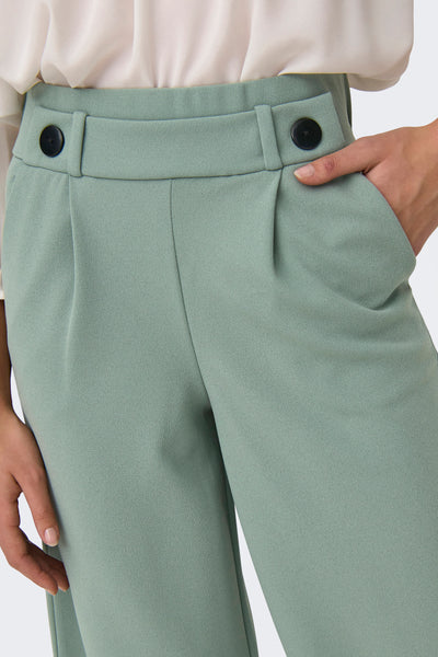 Pantalon costume vert de JDY, avec ceinture haute, poches et un détail de plis élégant.