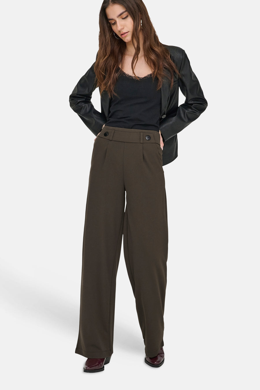 Bruine pantalon de costume van JDY, wijde pasvorm met hoge taille, met twee decoratieve knopen op de tailleband.
