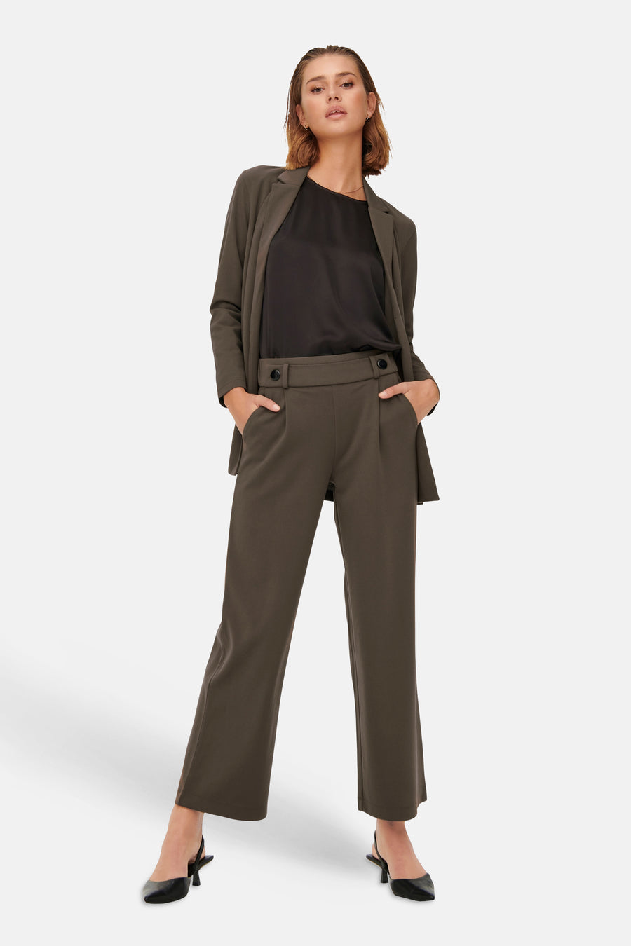 Bruine pantalon de costume van JDY met knoopsluiting, rechte pasvorm en zwarte schoenen.