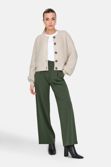 Pantalon de costume kaki de JDY, coupe ample avec poches et bottines noires.