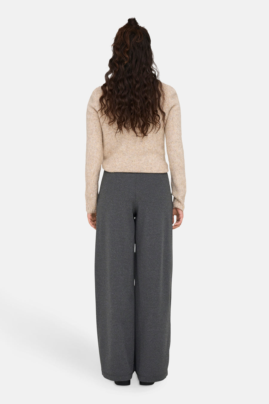 Pantalon de costume gris de JDY, ample avec une texture douce, vu de dos.