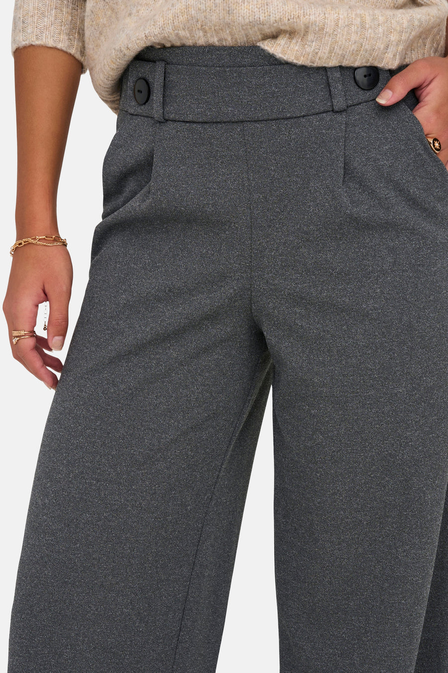 Pantalon de costume gris de JDY avec une coupe large, poches latérales et boutons décoratifs à la ceinture.