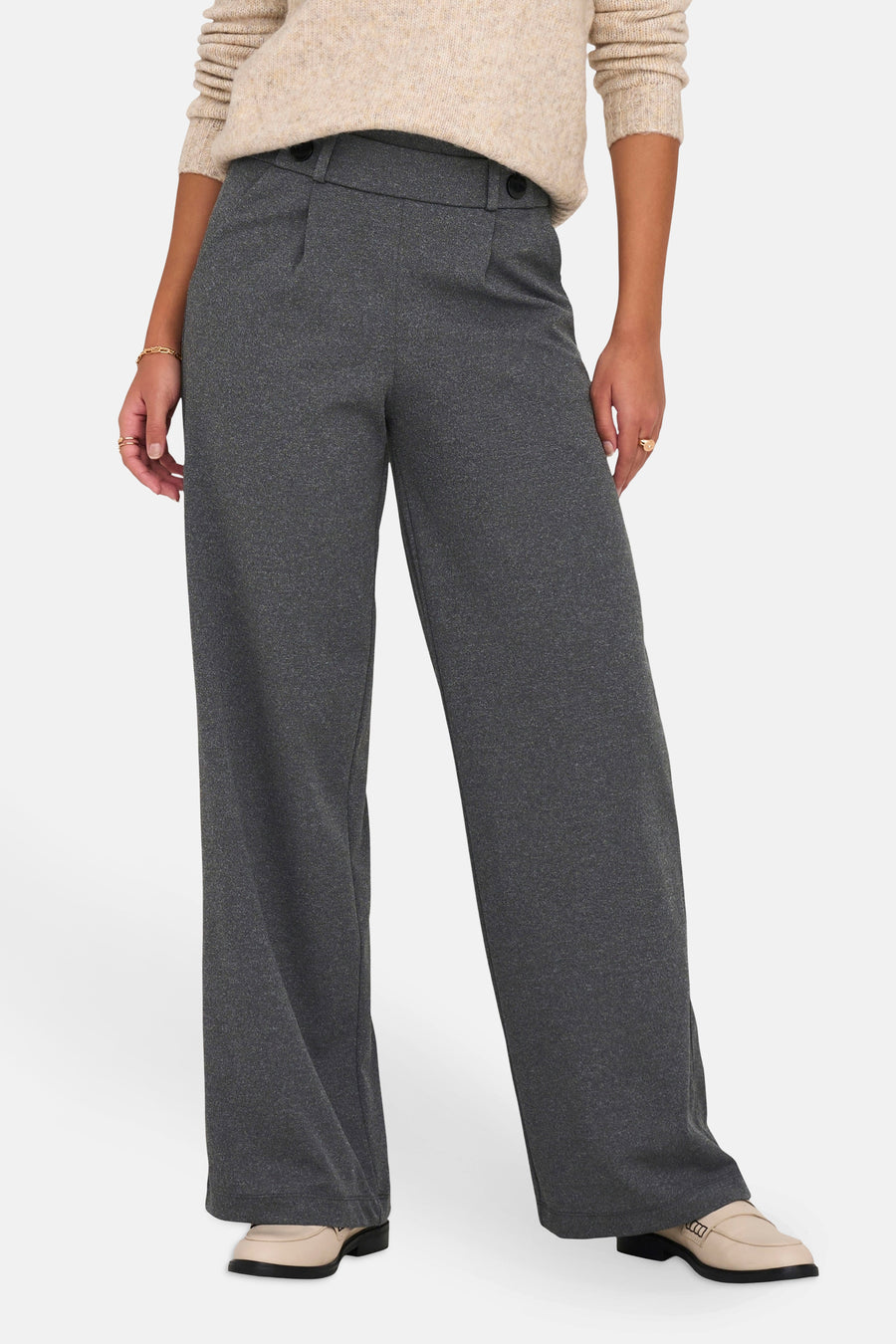 Pantalon de costume gris par JDY, coupe ample à jambes larges, porté avec un pull beige et des mocassins.