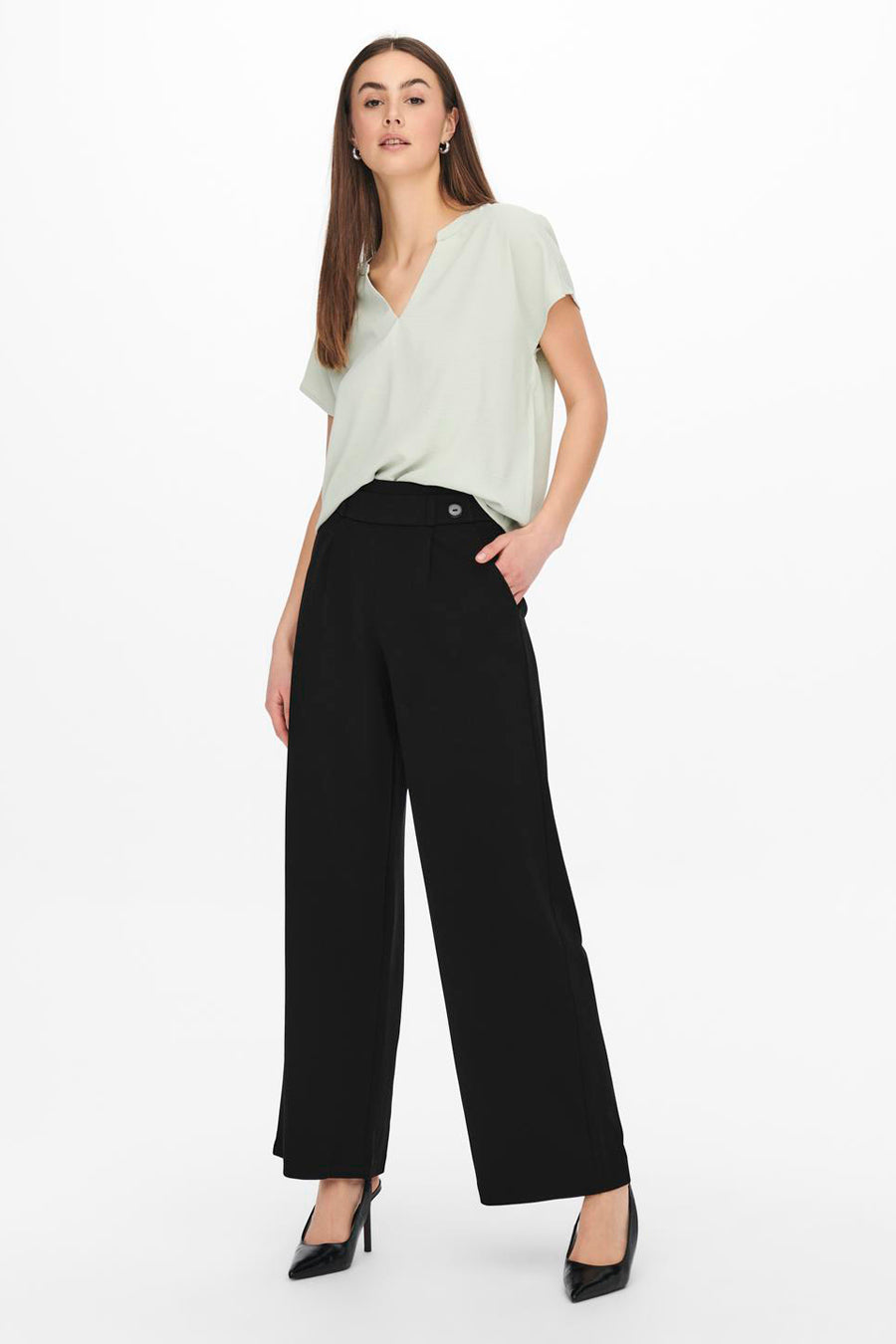 Pantalon costume noir de JDY, coupe ample avec un bouton décoratif à la taille.
