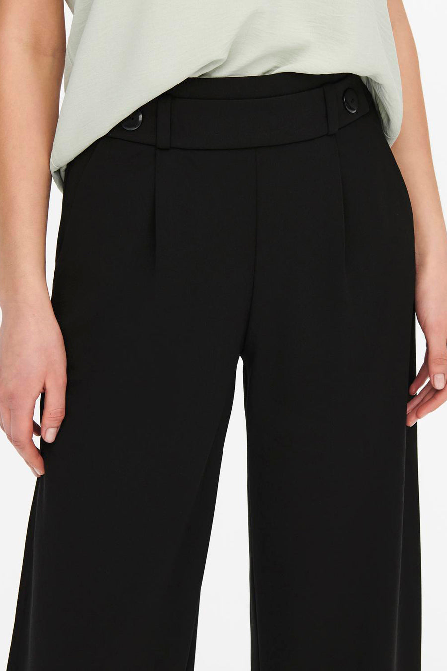 Pantalon de costume noir par JDY, avec plis plats et ceinture boutonnée.