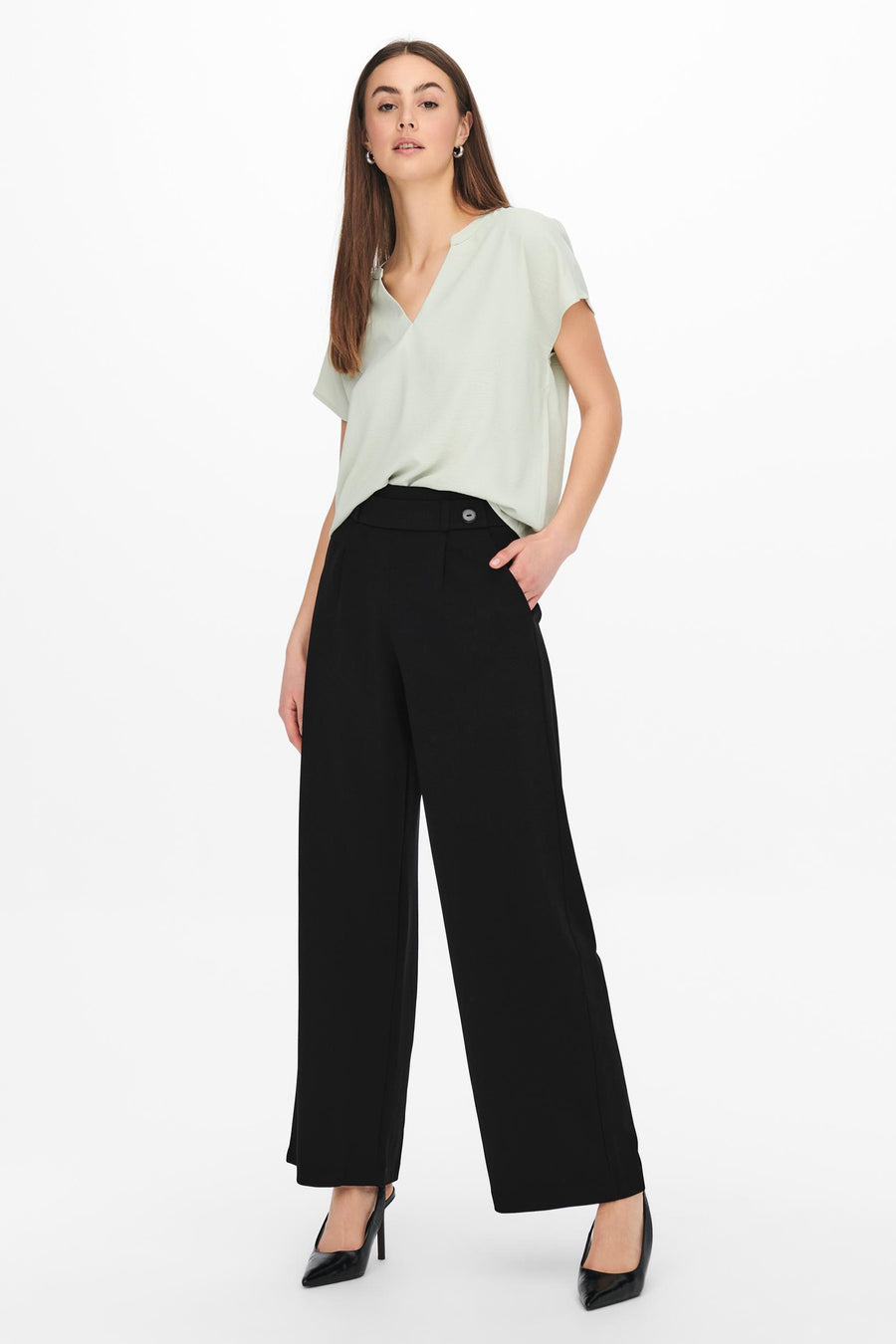 Pantalon de costume noir de JDY avec jambe large et fermeture à bouton unique.