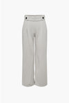 Pantalon de costume gris par JDY, avec détails de boutons décoratifs à la taille et plis structurés.
