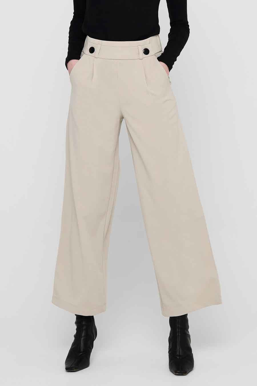 Pantalon de costume gris par JDY, large et court, avec ceinture à boutons décoratifs et bottines noires.
