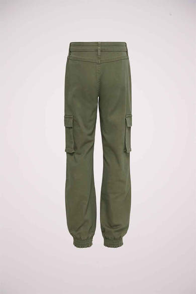 Pantalon cargo vert de ONLY®, avec poches latérales et chevilles élastiques.