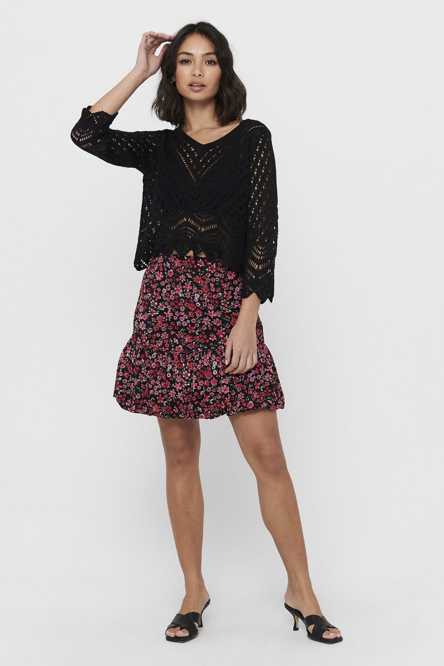Pull à col en V noir de JDY avec manches trois-quarts ajourées et motif en zigzag.