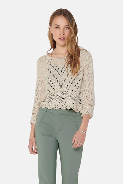 Pull col V beige de JDY avec motif ajouré et pantalon vert sauge.
