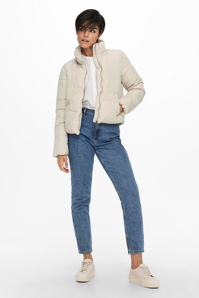 Veste courte écru de JDY, portée avec un jean bleu et des baskets beiges.