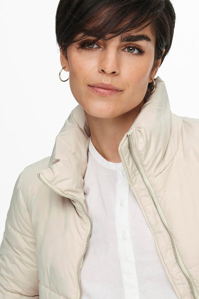 Veste courte écrue de JDY, avec fermeture éclair argentée et col montant.