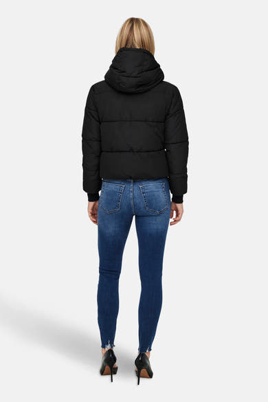 Korte zwarte jas van JDY, met capuchon, gedragen met een blauwe jeans en zwarte hoge hakken, van achteren gezien.