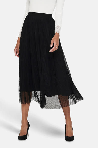 Zwarte lange geplooide rok van ONLY, met doorschijnende tule details, gedragen met een witte top met lange mouwen.