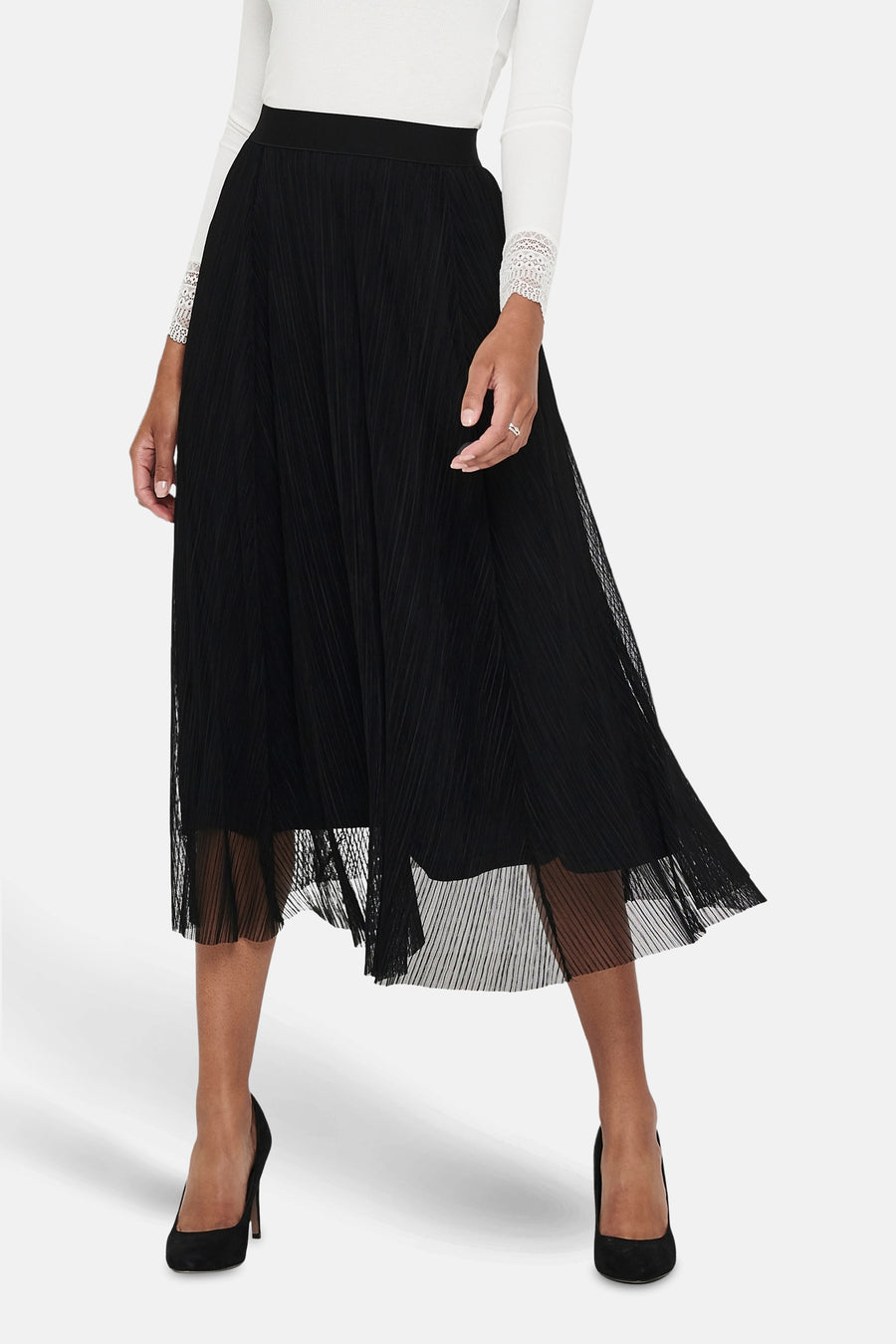 Zwarte lange geplooide rok van ONLY, met doorschijnende tule details, gedragen met een witte top met lange mouwen.
