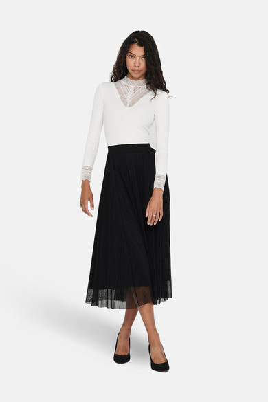 Zwarte lange geplooide rok van ONLY®, met een doorschijnende rand en gedragen met een witte top met lange mouwen en kant.