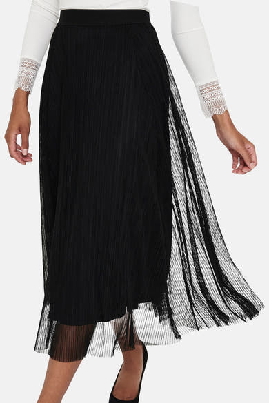 Zwarte lange geplooide rok van ONLY, gedragen met een witte top met lange mouwen en kanten details.