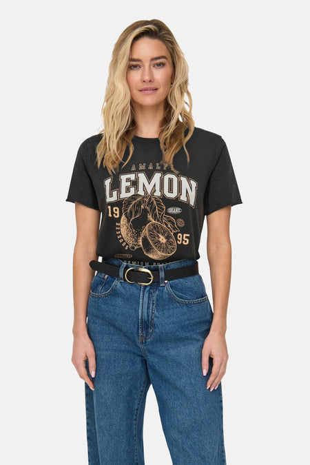 T-shirt gris à manches courtes de ONLY, porté avec un jean bleu et une ceinture noire.