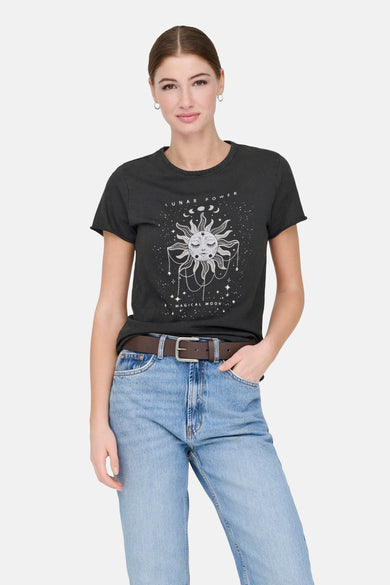 Grijs T-shirt met korte mouwen van ONLY, met een zon- en maanprint op de voorkant, gedragen met een blauwe spijkerbroek en een bruine riem.