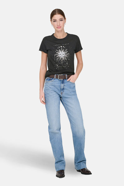 T-shirt gris à manches courtes de ONLY, avec un imprimé soleil et lune devant, porté avec un jean bleu et une ceinture marron.
