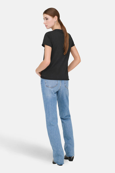 Grijze T-shirt met korte mouwen van ONLY, gedragen met een wijde blauwe jeans en zwarte enkellaarsjes, achterzicht.