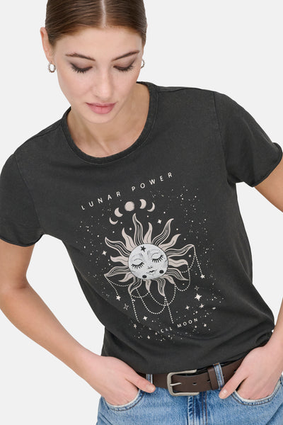 Grijs T-shirt met korte mouwen van ONLY, met een maan- en zonneprint, gedragen met een spijkerbroek en een bruine riem.