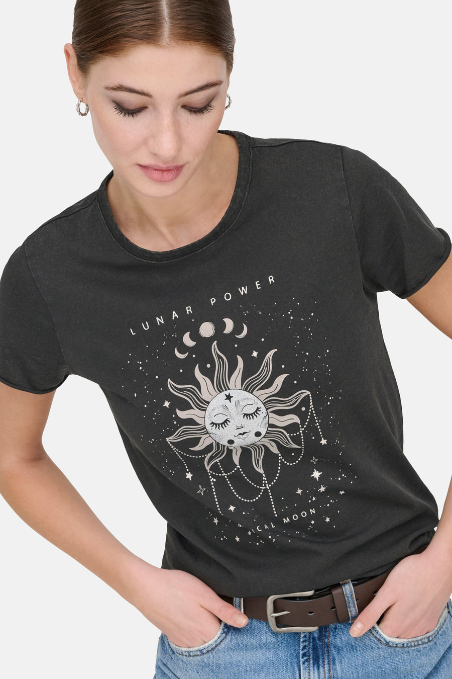 Grijs T-shirt met korte mouwen van ONLY, met een maan- en zonneprint, gedragen met een spijkerbroek en een bruine riem.