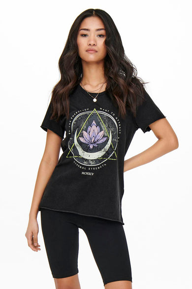 Zwart T-shirt van ONLY met spirituele grafische print, gedragen met een ketting en een zwarte fietsbroek.