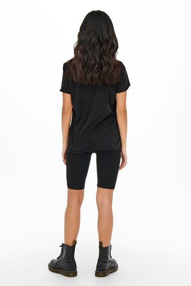 T-shirt noir à manches courtes de ONLY, porté avec un cycliste noir et des bottines en cuir noir.