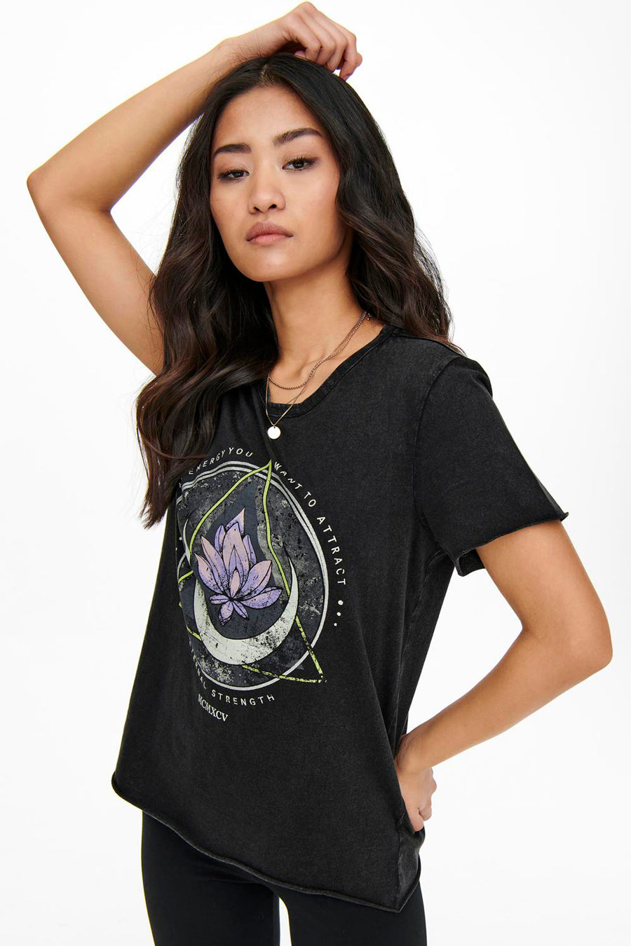 T-shirt noir à manches courtes de ONLY® avec motif imprimé lotus et lune stylisée.